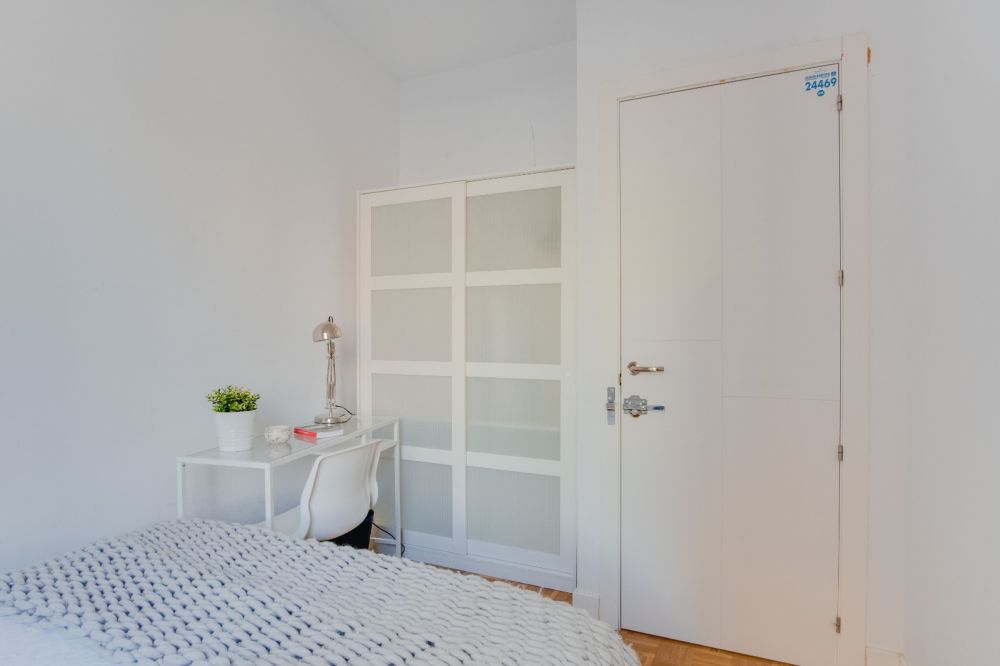 Large room in Fernán Gonzalez Street