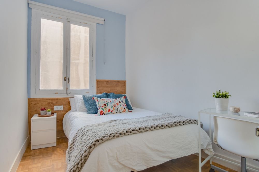 Large room in Fernán Gonzalez Street