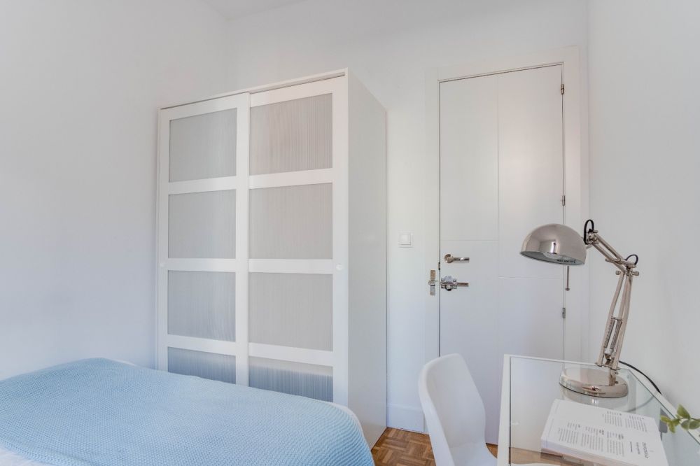 Room with double bed in Fernán Gonzalez Street