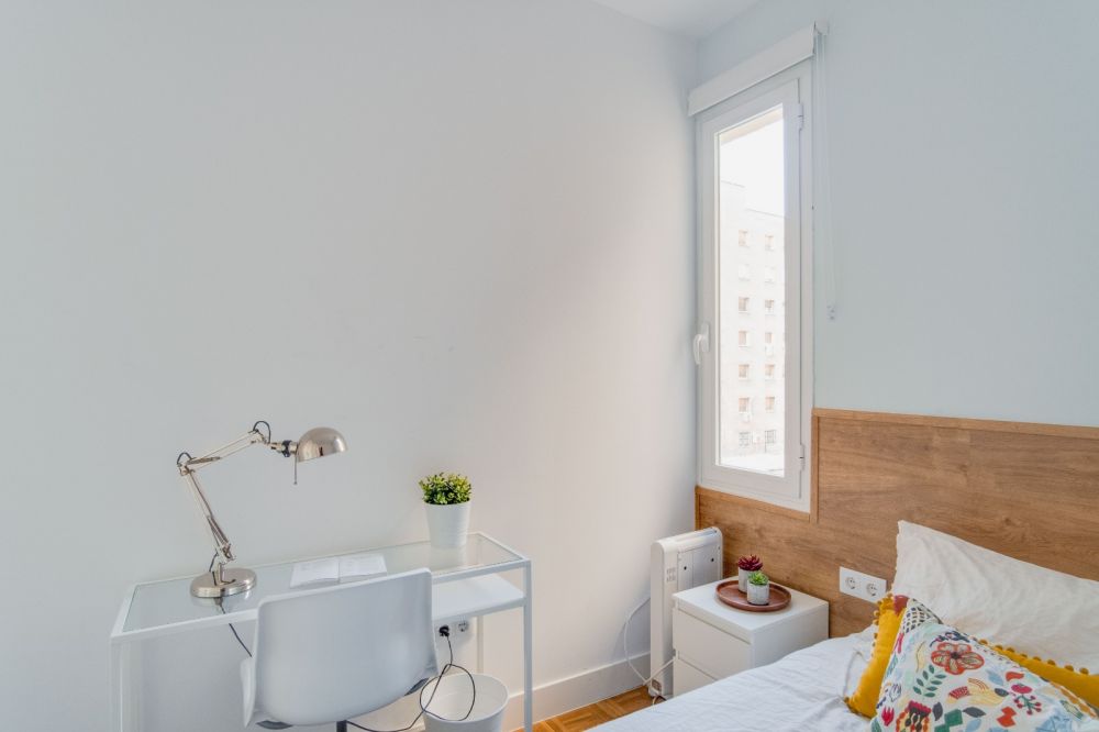 Room with double bed in Fernán Gonzalez Street