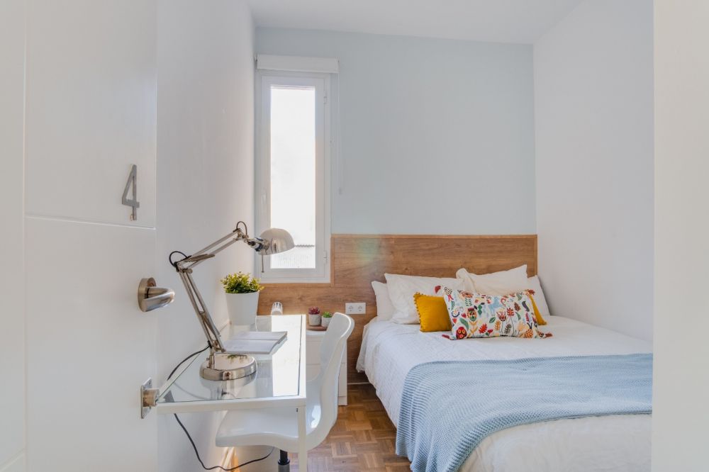 Room with double bed in Fernán Gonzalez Street