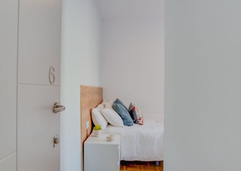 Bright room in Fernán González Street