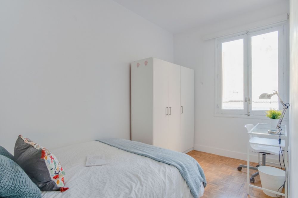 Bright room in Fernán González Street