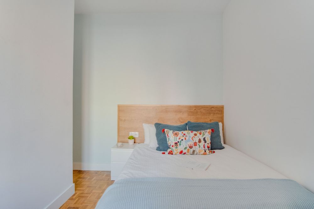 Bright room in Fernán González Street