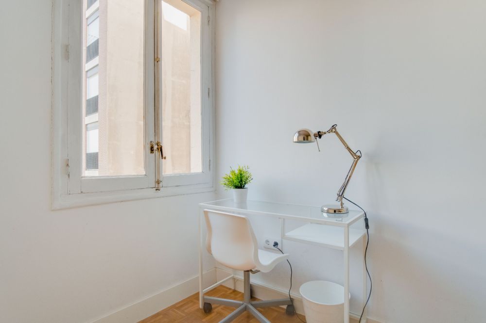 Bright room in Fernán González Street
