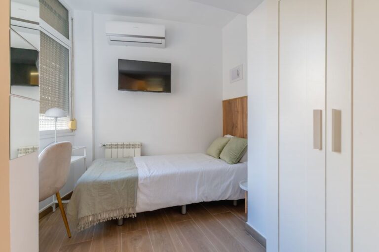 Room with a private bathroom in Madrid.