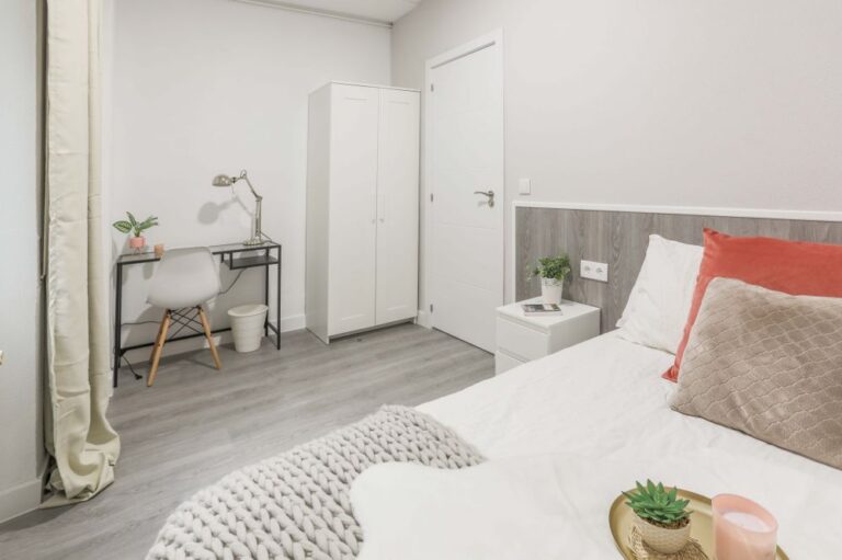 Well-equipped room in Chamberí