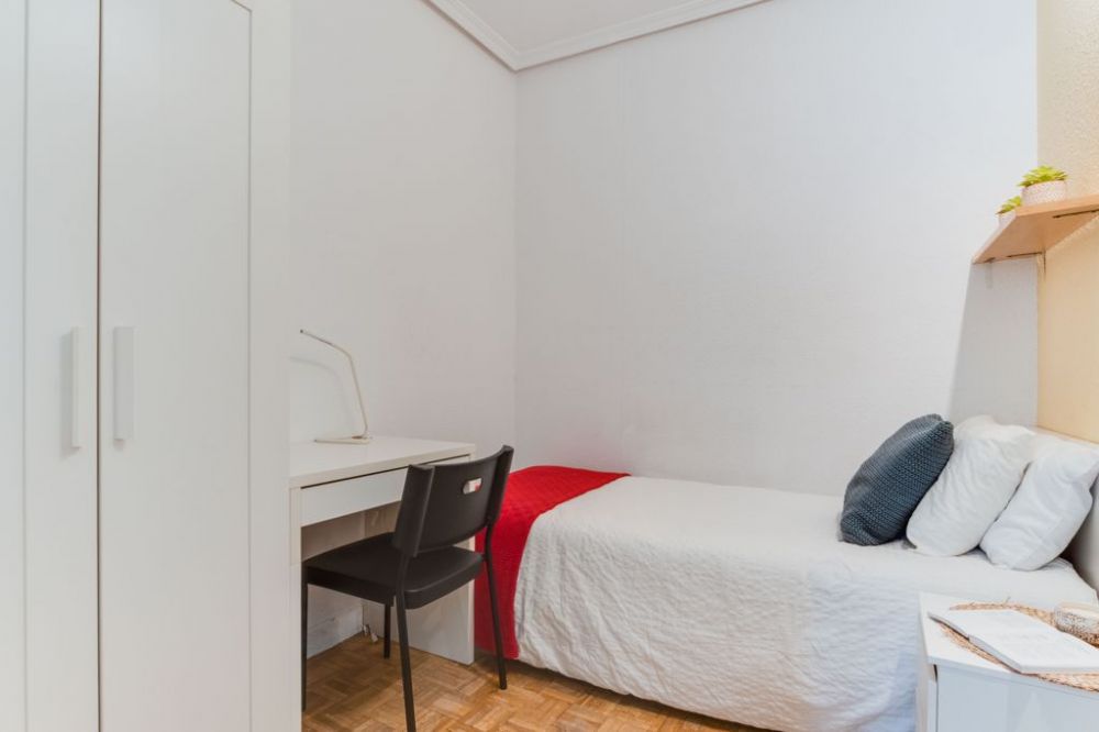 Cozy bedroom in Calle Hermosilla
