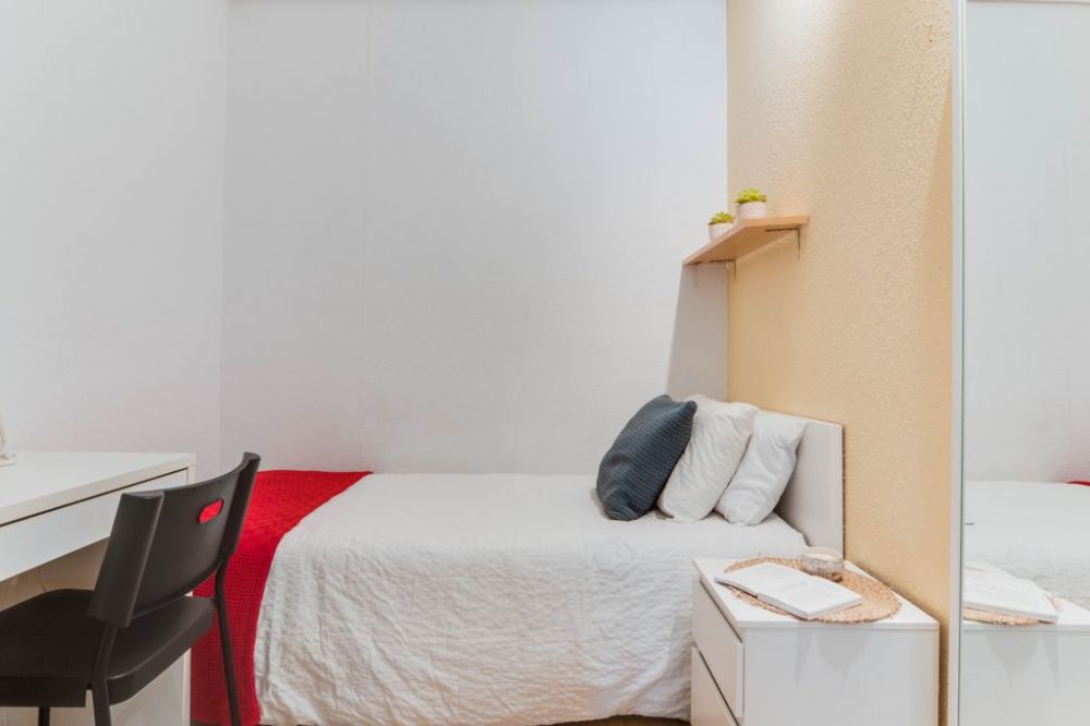 Cozy bedroom in Calle Hermosilla