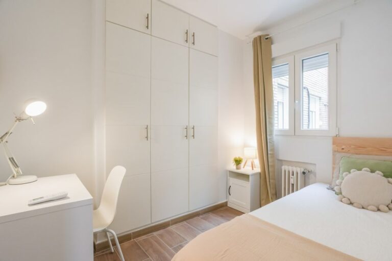 Beautiful room in Plaza España with private bathroom