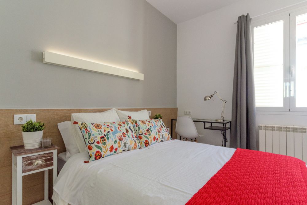 Bright room in Mesón de Paredes