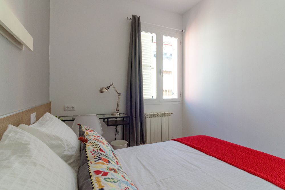 Bright room in Mesón de Paredes