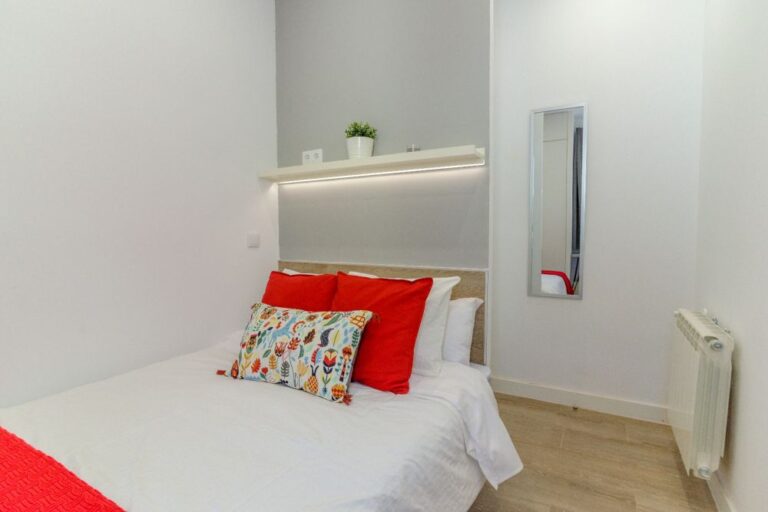 Cozy room in Mesón de Paredes