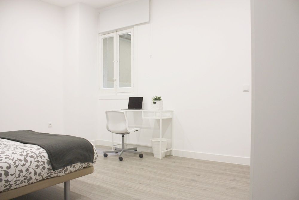 Large and beautiful room in Núñez de Balboa Street