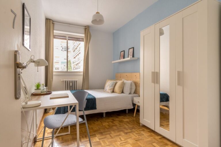 Lovely and cozy room in the north of Madrid