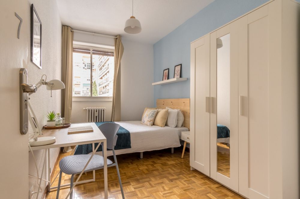 Lovely and cozy room in the north of Madrid