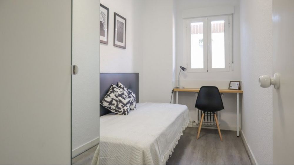 Beautiful and luminous room in Madrid.