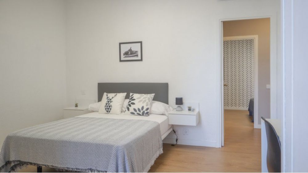 Gorgeous and wide room in Madrid