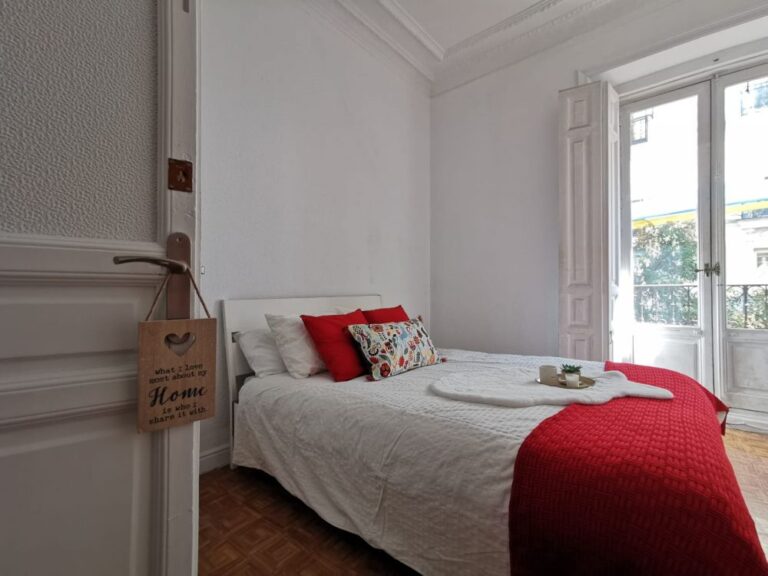 Room with balcony on Preciados Street