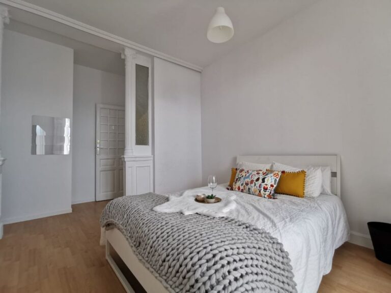 Spacious room on Preciados Street