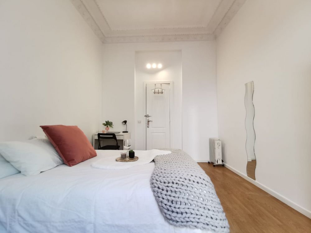 Spacious room with balcony in Madrid