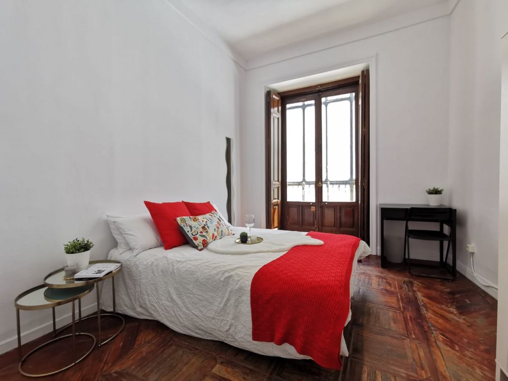 Spacious double room in Madrid