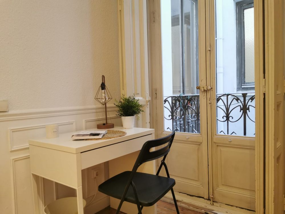 Fully furnished room in Madrid