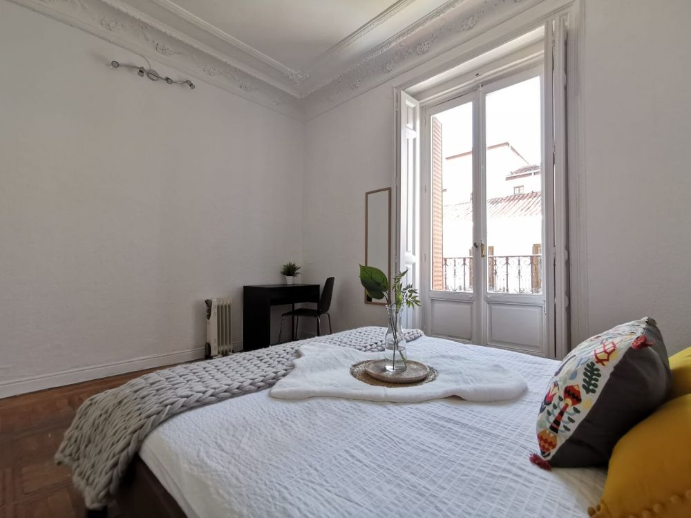 Bright room in Preciados Street