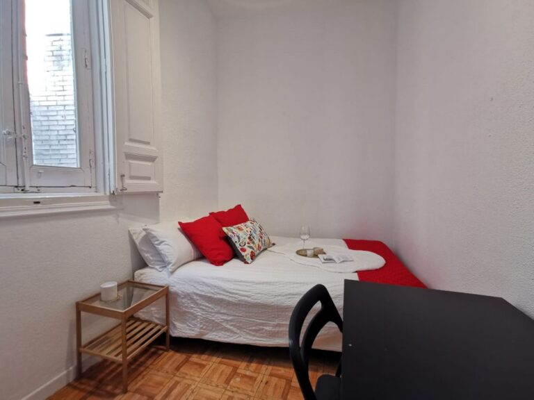 Well equipped room in Preciados
