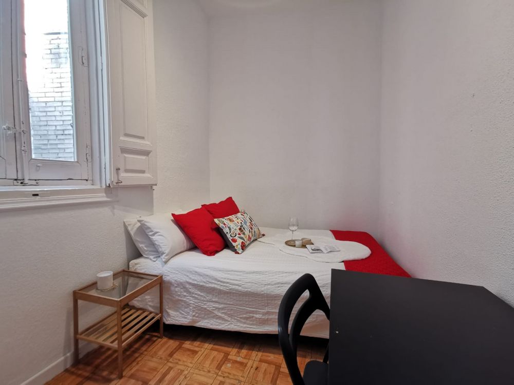 Well equipped room in Preciados