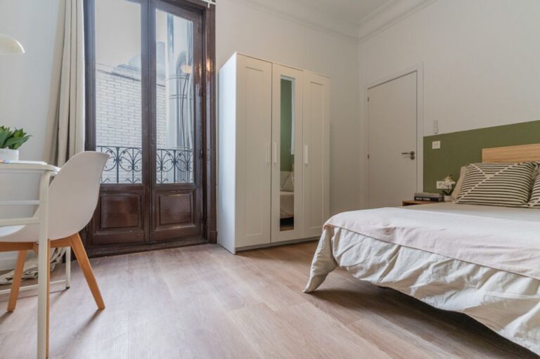 Bright room with private bathroom in Preciados
