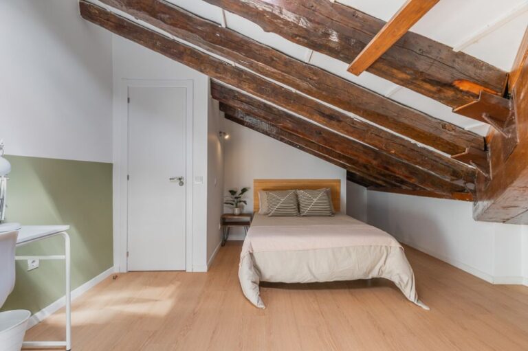 Spacious room on Preciados Street