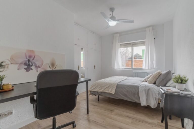 Exterior room on Calle Paseo de Moreras