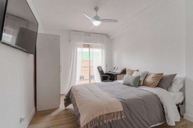 Spacious&nbsp;room with balcony in Calle Paseo de Moreras