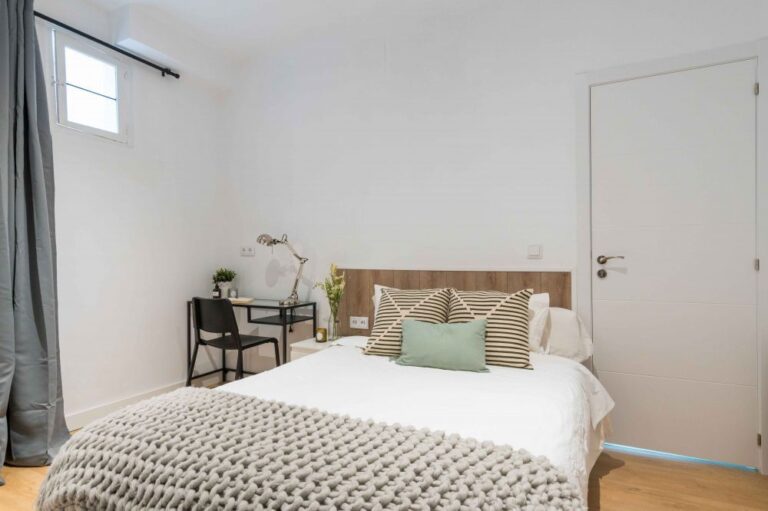 Fantastic room at Plaza de la Marina Española
