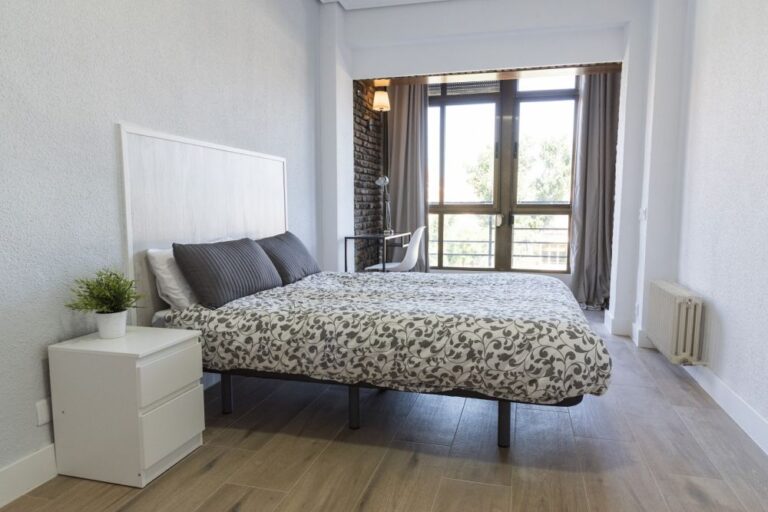 Large room in Paseo de los Pontones
