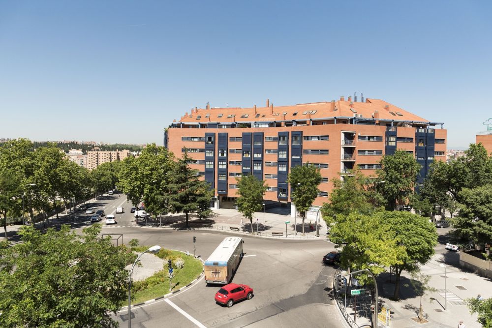 Large and bright room in Paseo de los Pontones