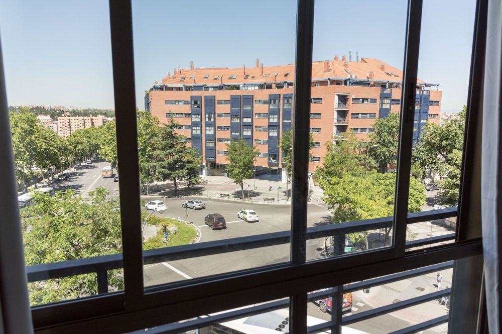 Large and bright room in Paseo de los Pontones