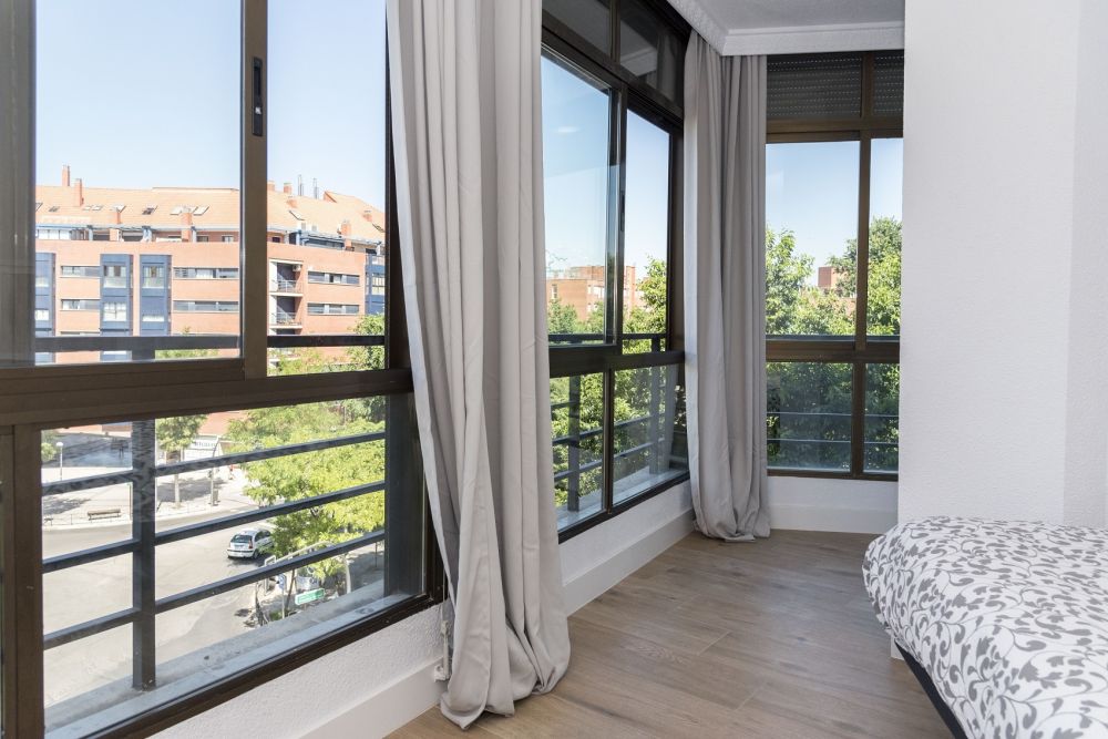Large and bright room in Paseo de los Pontones