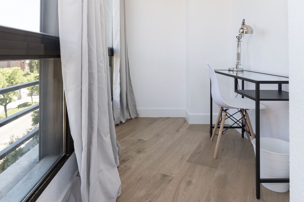 Large and bright room in Paseo de los Pontones