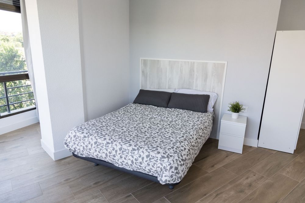 Large and bright room in Paseo de los Pontones