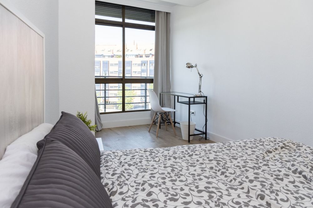 Modern room in Madrid, Paseo de los Pontones Street