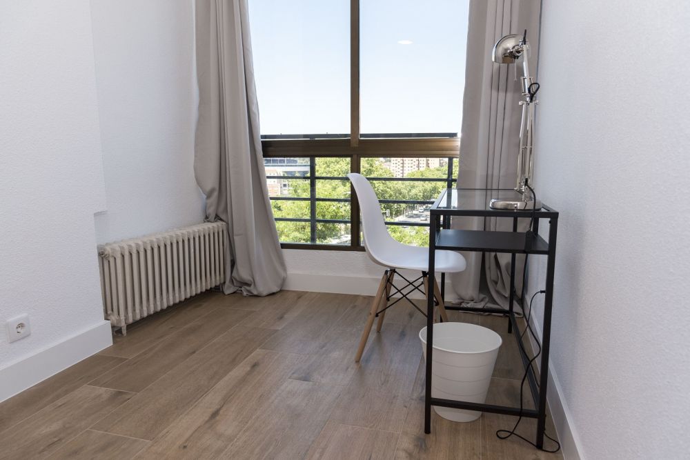 Modern room in Madrid, Paseo de los Pontones Street