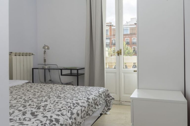 Bright room in Plaza de Santa Ana