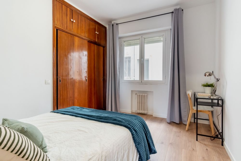 Large room in calle Quintana