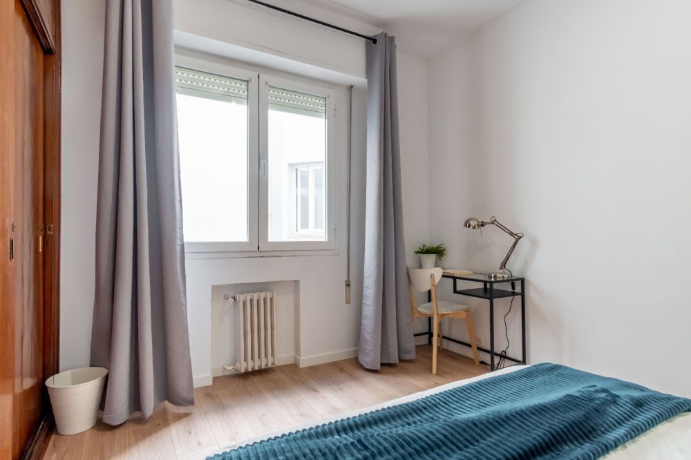 Large room in calle Quintana