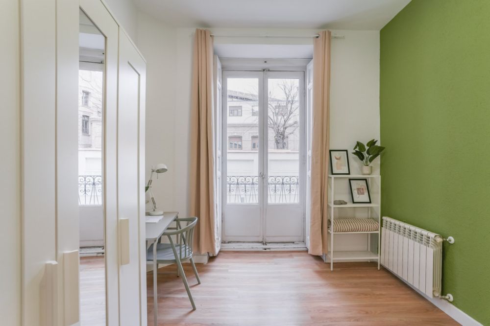 Spacious room on Calle Redondilla