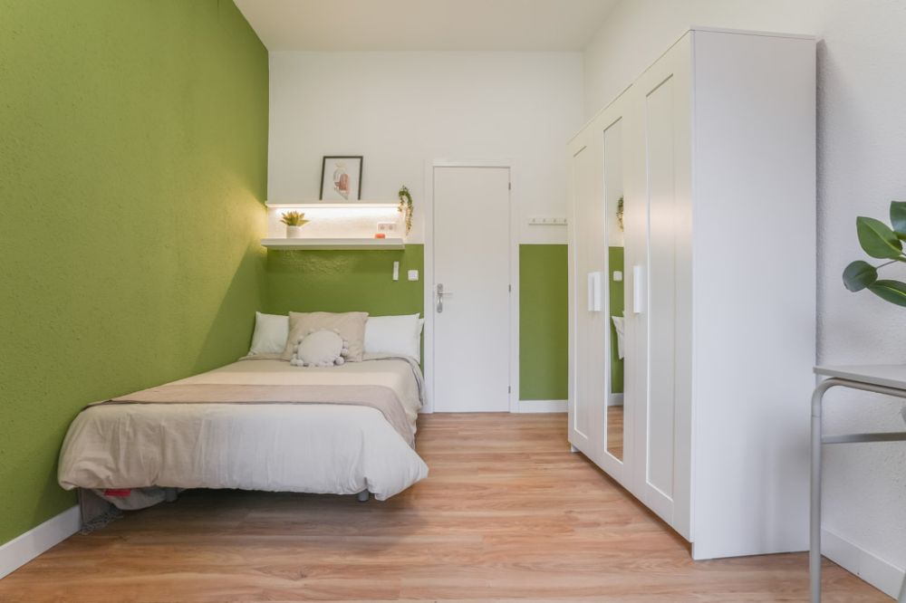 Spacious room on Calle Redondilla