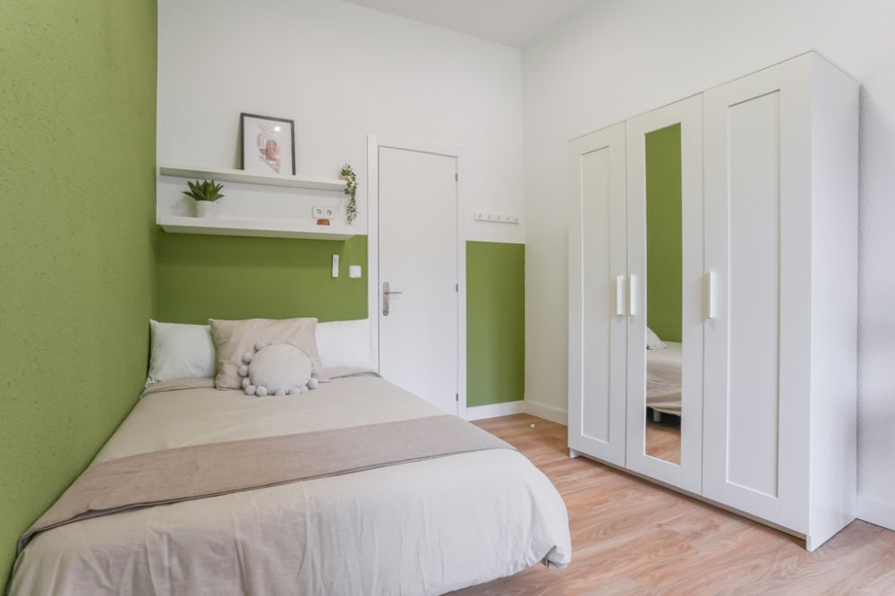 Spacious room on Calle Redondilla