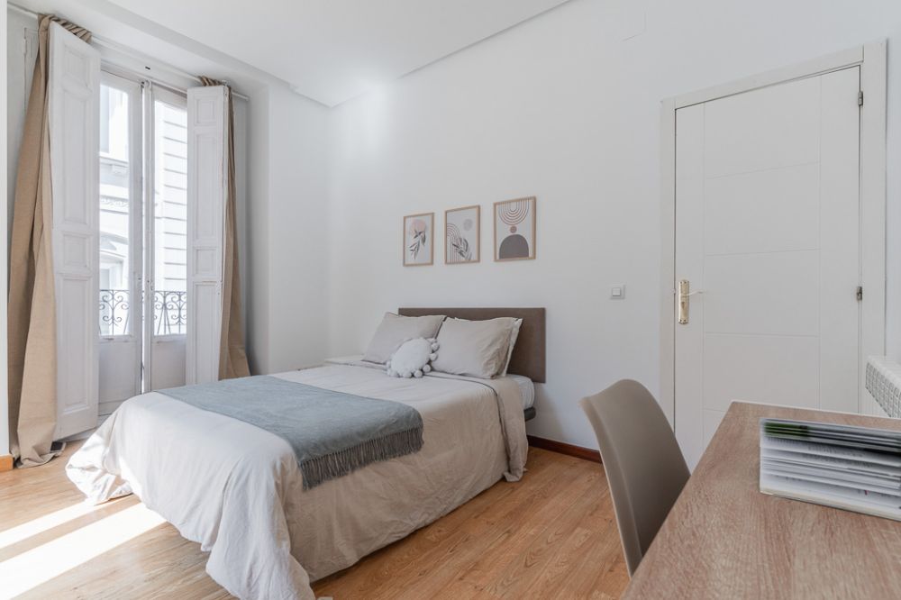 Room with two balconies in Redondilla Street